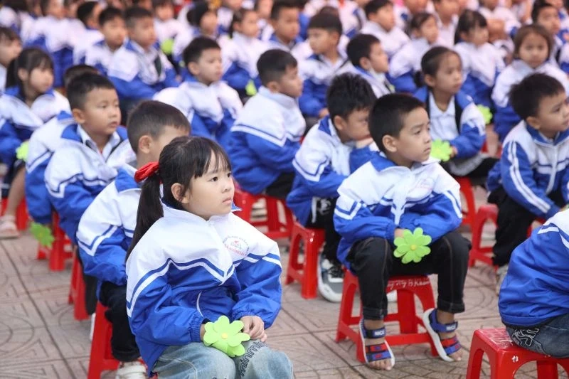 Trường Tiểu học Hoằng Trạch đón nhận Huân chương Lao động hạng Ba