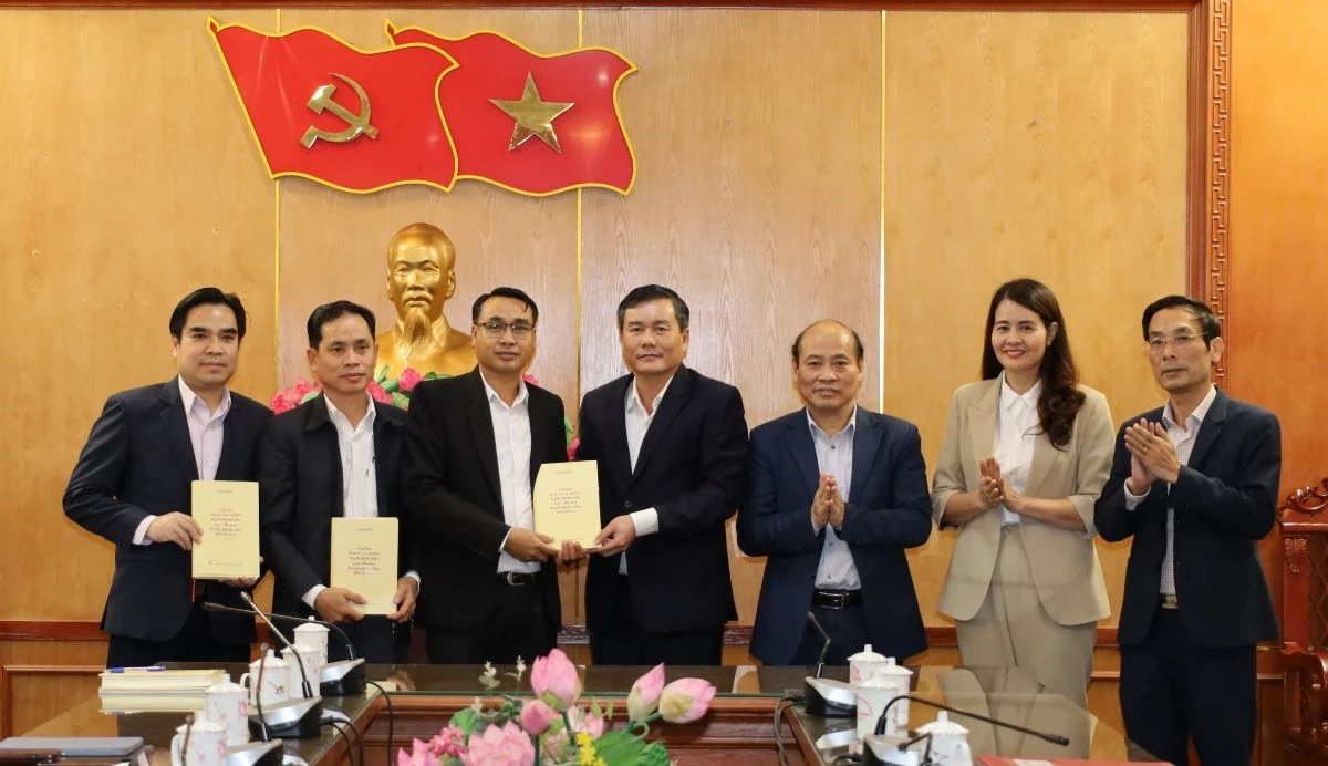 Ban Tuyên giáo và Dân vận Tỉnh ủy làm việc, chia sẻ kinh nghiệm với Đoàn cán bộ lãnh đạo quản lý Báo chí và Truyền thông Lào