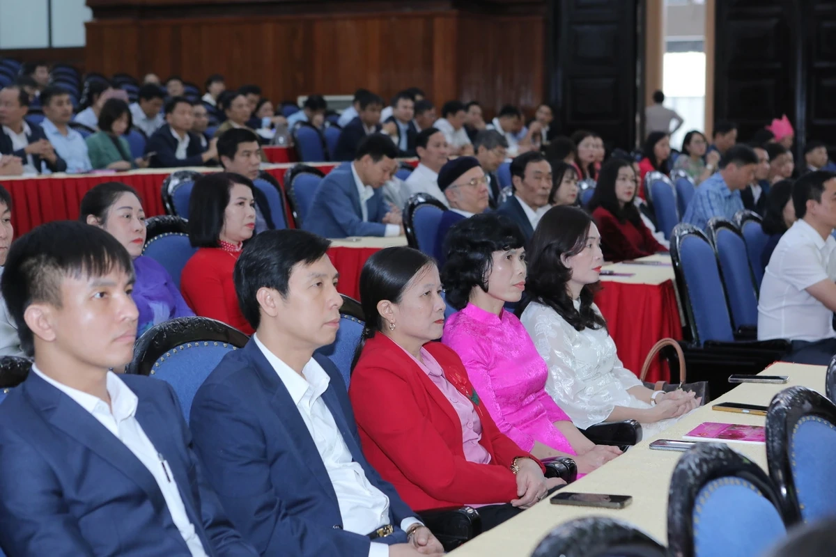 Lãnh đạo tỉnh gặp mặt nhà giáo, học sinh, sinh viên tiêu biểu nhân Ngày Nhà giáo Việt Nam 20/11