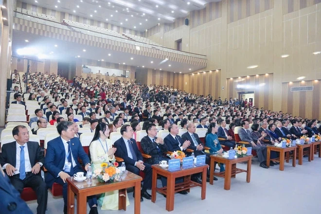 Bộ trưởng Bộ GD-ĐT: Nhà giáo cần làm sao xứng đáng với sự tôn vinh