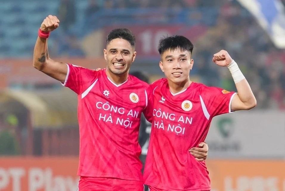 Ronaldo tái hiện siêu phẩm móc bóng; Thể Công Viettel biến CAHN thành cựu vương Cúp Quốc gia