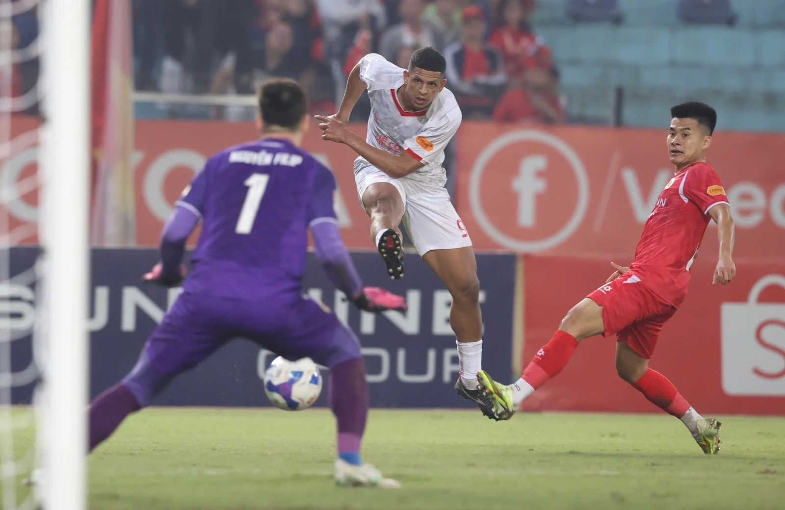 Ronaldo tái hiện siêu phẩm móc bóng; Thể Công Viettel biến CAHN thành cựu vương Cúp Quốc gia