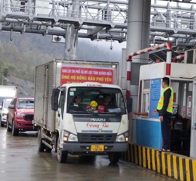 Miễn thu phí đường bộ cho các đoàn xe cứu trợ đồng bào vùng mưa lũ