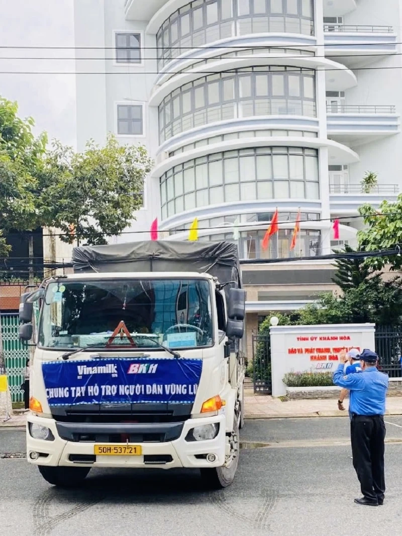 Vinamilk kịp thời hỗ trợ 48 tấn sản phẩm dinh dưỡng đến bà con vùng lũ miền Trung và Tây nguyên