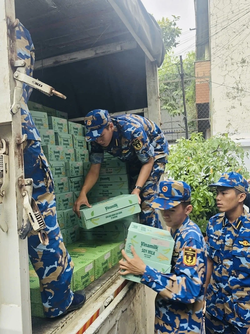 Vinamilk kịp thời hỗ trợ 48 tấn sản phẩm dinh dưỡng đến bà con vùng lũ miền Trung và Tây nguyên