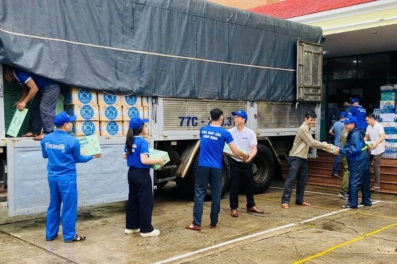 Vinamilk kịp thời hỗ trợ 48 tấn sản phẩm dinh dưỡng đến bà con vùng lũ miền Trung và Tây nguyên