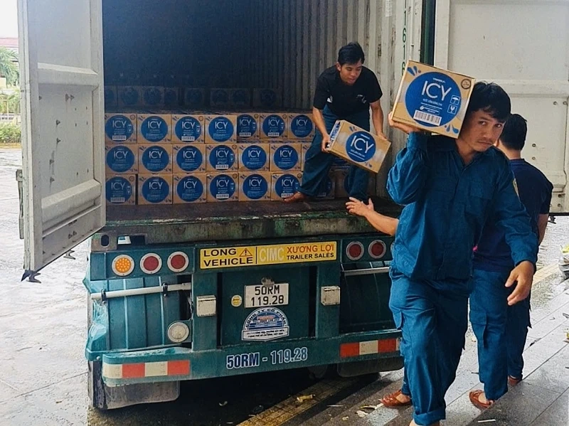 Vinamilk kịp thời hỗ trợ 48 tấn sản phẩm dinh dưỡng đến bà con vùng lũ miền Trung và Tây nguyên