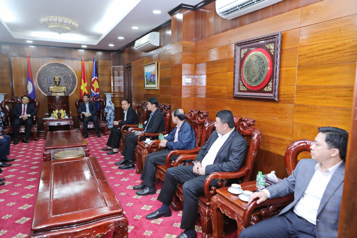 Đoàn đại biểu tỉnh Thanh Hóa chào xã giao Tổng lãnh sự quán Việt Nam tại Luông Pha Băng, nước CHDCND Lào