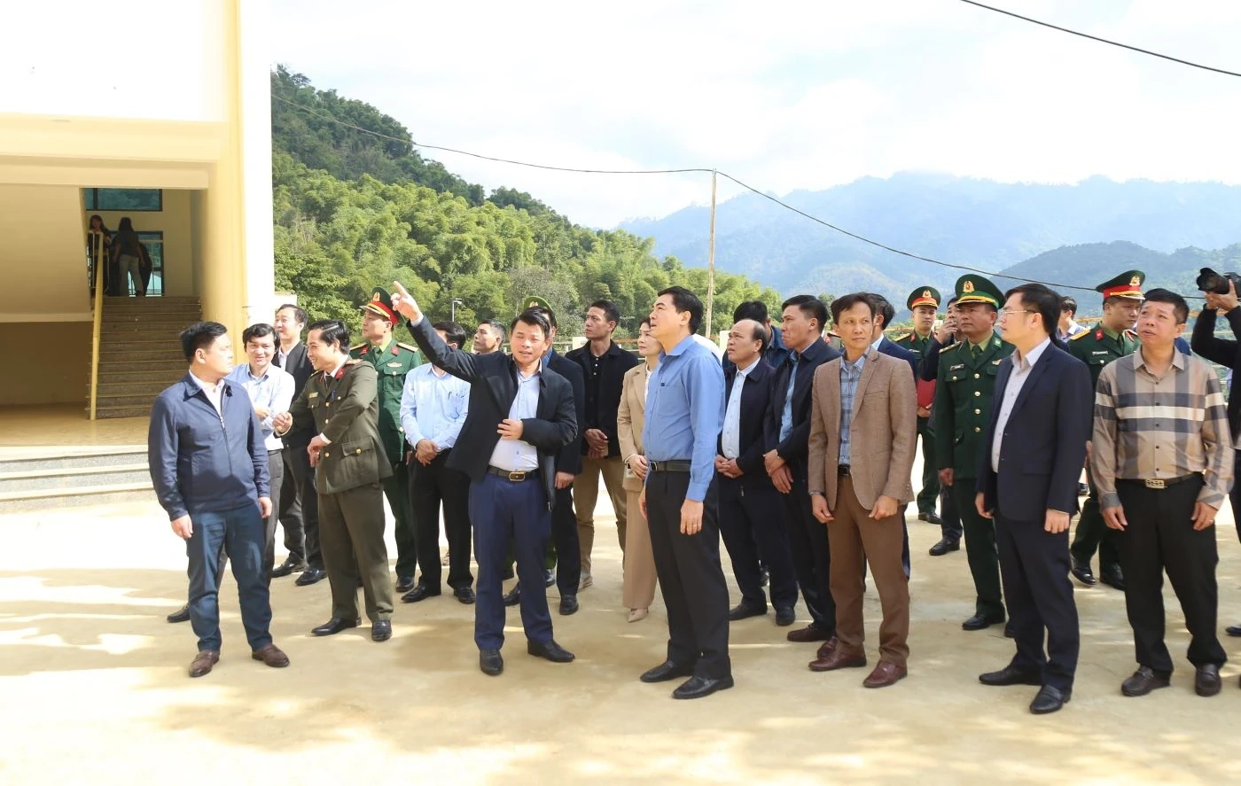 Chủ tịch UBND tỉnh Nguyễn Hoài Anh thăm, tặng quà cho học sinh, người dân các xã thuộc vùng huyện Mường Lát cũ