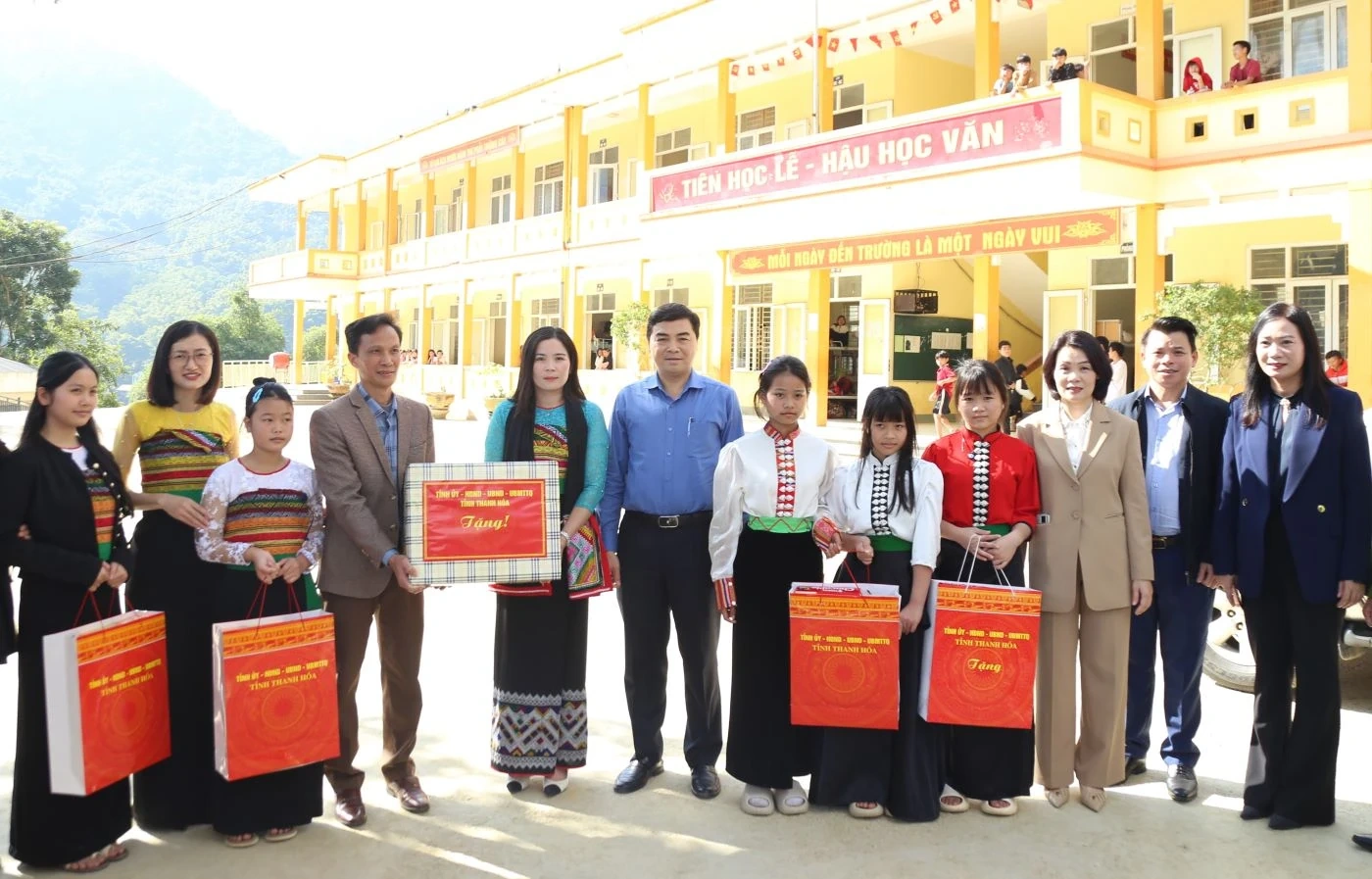 Chủ tịch UBND tỉnh Nguyễn Hoài Anh thăm, tặng quà cho học sinh, người dân các xã thuộc vùng huyện Mường Lát cũ