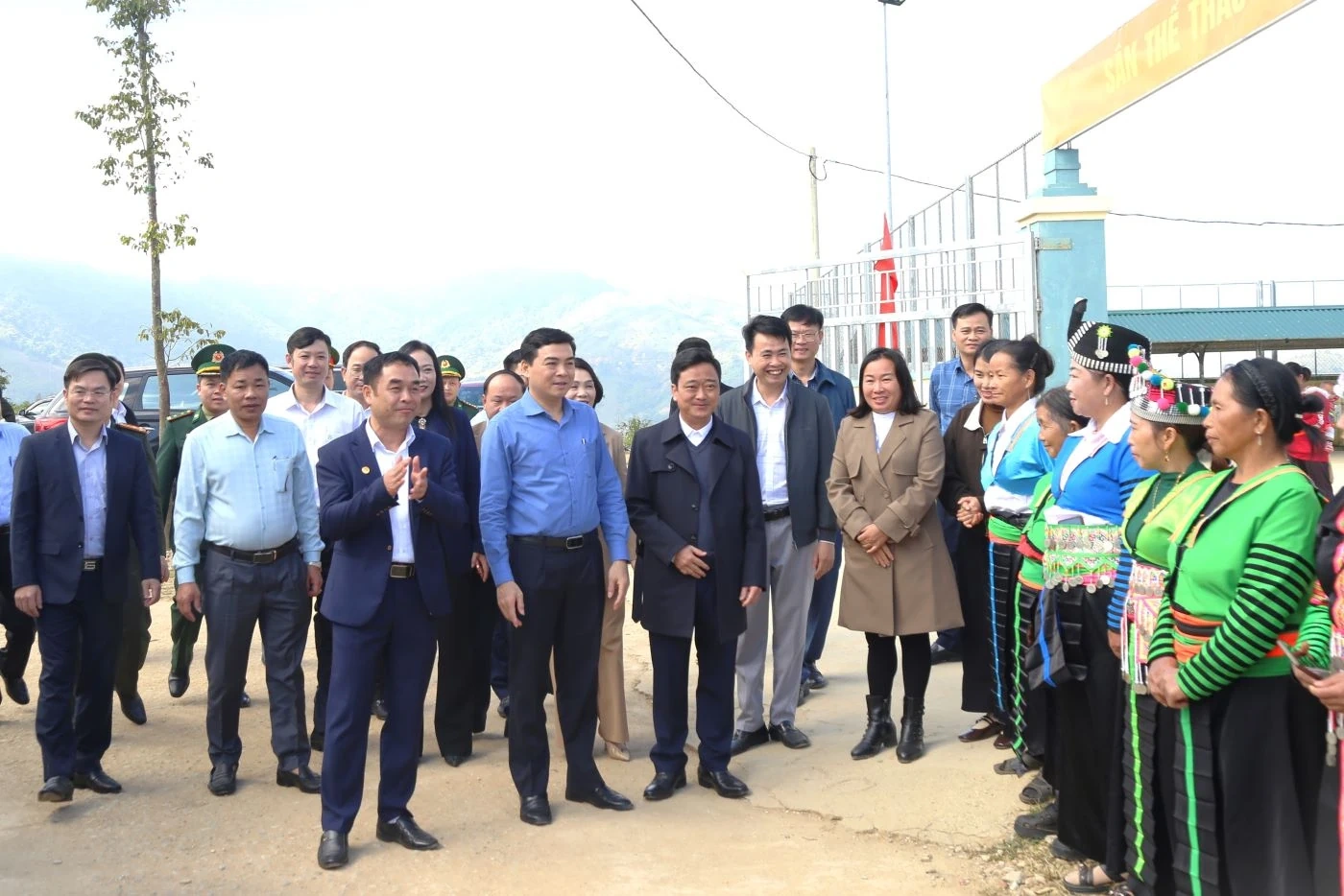 Chủ tịch UBND tỉnh Nguyễn Hoài Anh thăm, tặng quà cho học sinh, người dân các xã thuộc vùng huyện Mường Lát cũ