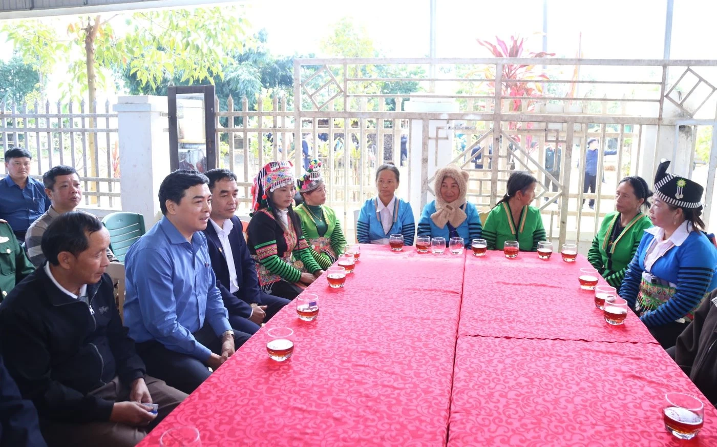 Chủ tịch UBND tỉnh Nguyễn Hoài Anh thăm, tặng quà cho học sinh, người dân các xã thuộc vùng huyện Mường Lát cũ