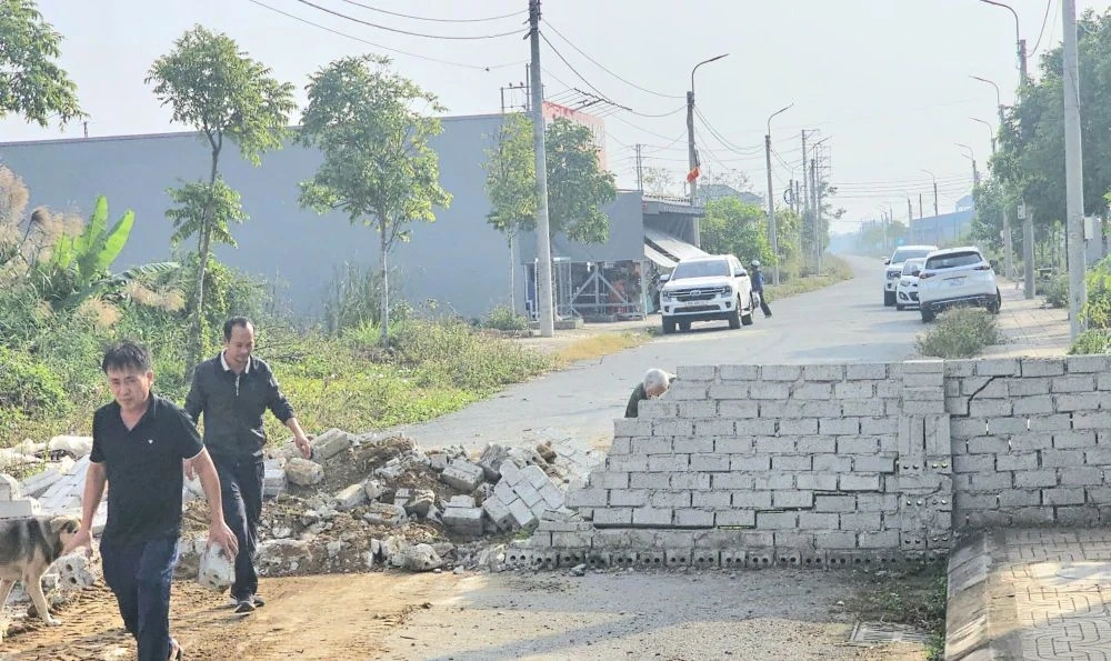 Xã Nga Sơn: Người dân tháo dỡ các bức tường chắn ngang đường giao thông