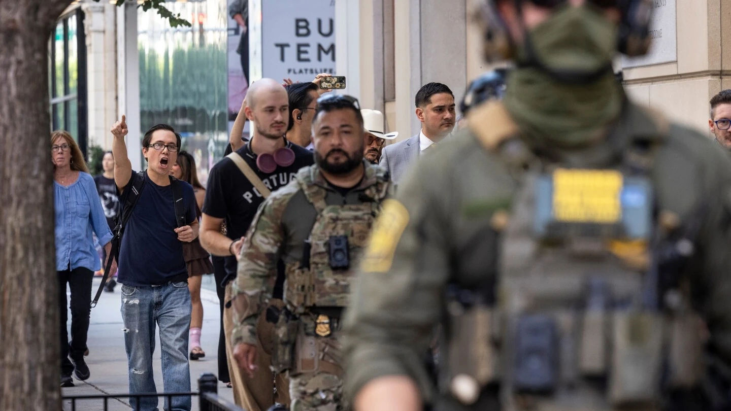 Mỹ gây áp lực buộc Google, Apple gỡ ứng dụng theo dõi đặc vụ nhập cư