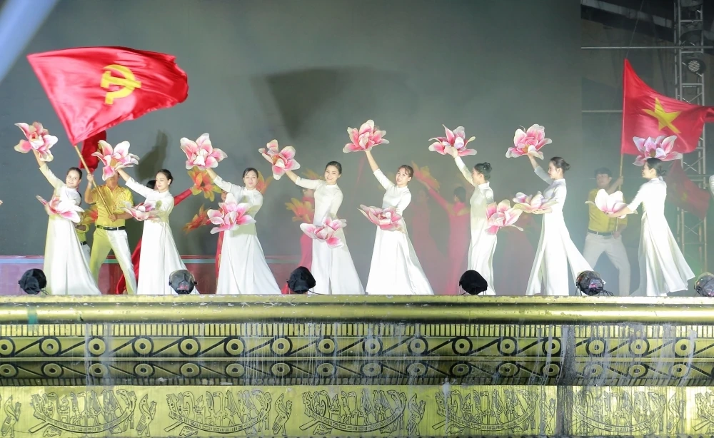 Chương trình nghệ thuật phục vụ khách tham quan sự kiện trưng bày nông sản, thực phẩm an toàn tại Quảng trường Lam Sơn