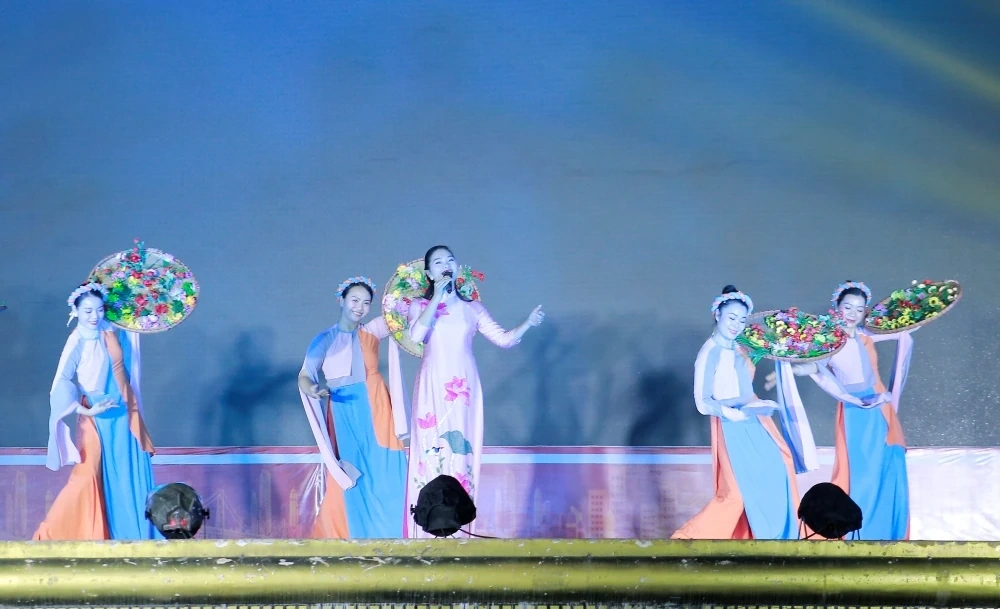 Chương trình nghệ thuật phục vụ khách tham quan sự kiện trưng bày nông sản, thực phẩm an toàn tại Quảng trường Lam Sơn