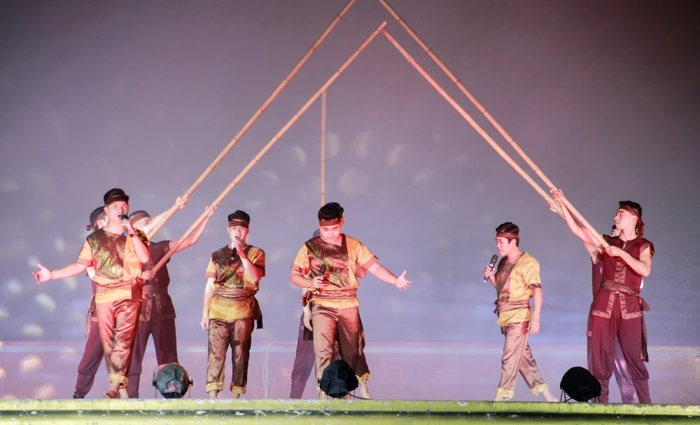 Chương trình nghệ thuật phục vụ khách tham quan sự kiện trưng bày nông sản, thực phẩm an toàn tại Quảng trường Lam Sơn