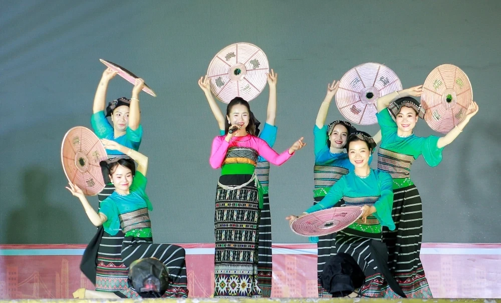 Chương trình nghệ thuật phục vụ khách tham quan sự kiện trưng bày nông sản, thực phẩm an toàn tại Quảng trường Lam Sơn