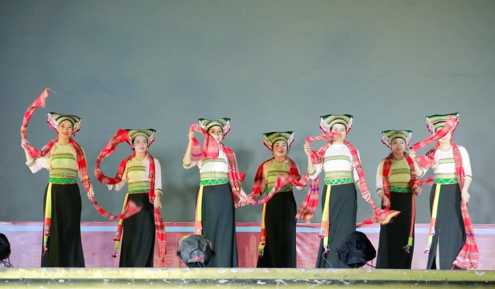 Chương trình nghệ thuật phục vụ khách tham quan sự kiện trưng bày nông sản, thực phẩm an toàn tại Quảng trường Lam Sơn