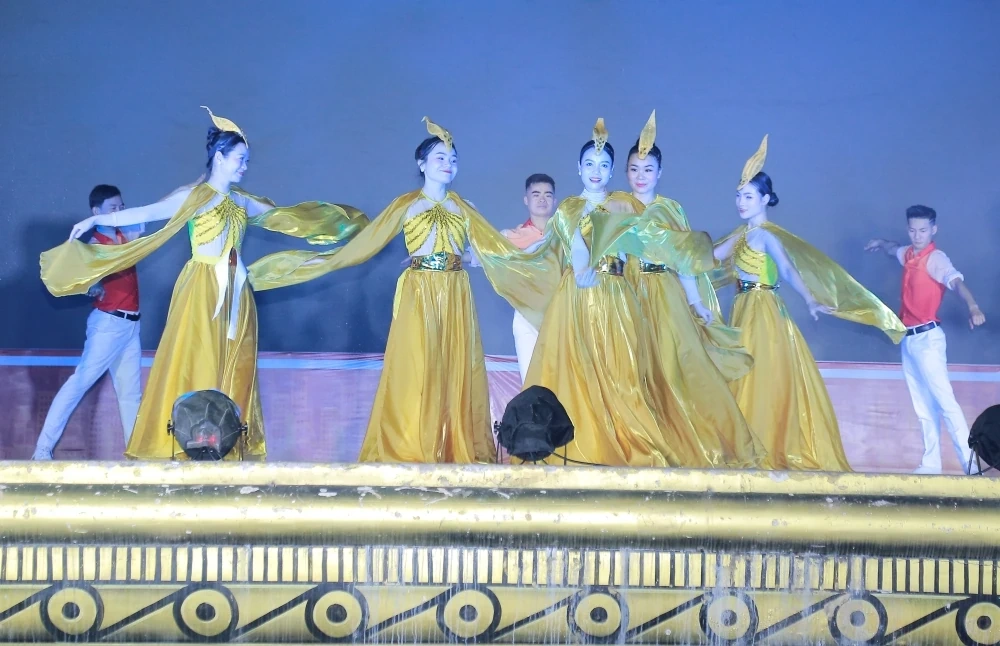 Chương trình nghệ thuật phục vụ khách tham quan sự kiện trưng bày nông sản, thực phẩm an toàn tại Quảng trường Lam Sơn