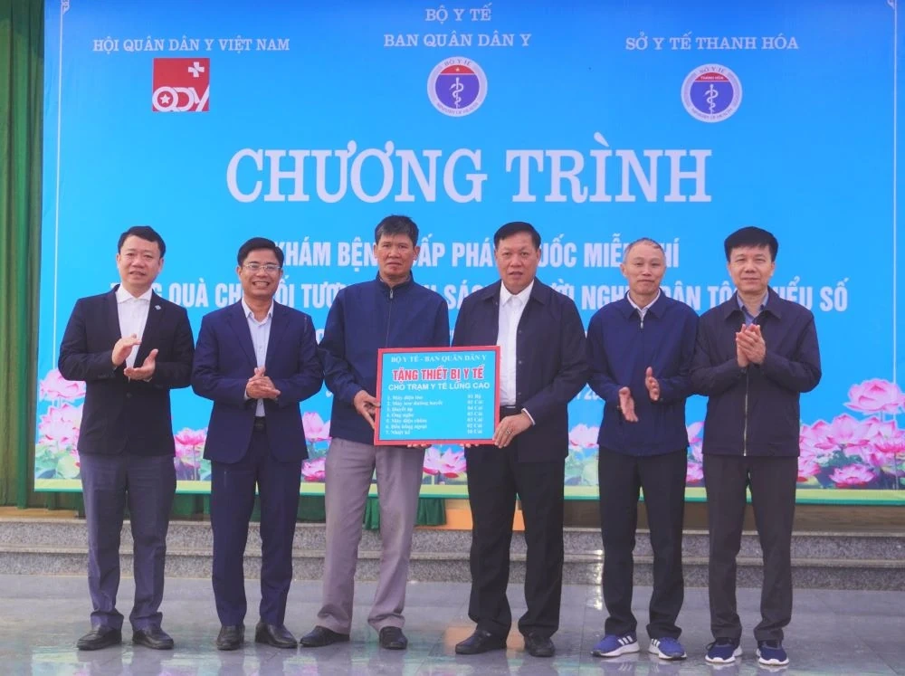 Khám bệnh, tư vấn sức khỏe và cấp phát thuốc miễn phí cho người dân xã Cổ Lũng