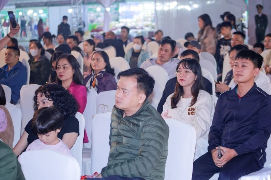 Chương trình nghệ thuật phục vụ khách tham quan sự kiện trưng bày nông sản, thực phẩm an toàn tại Quảng trường Lam Sơn