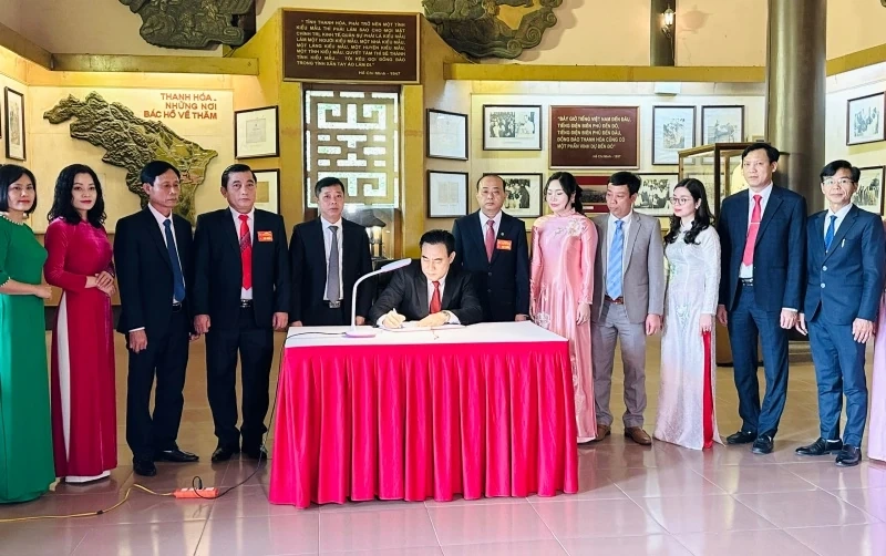 Đoàn đại biểu dự Đại hội HND tỉnh Thanh Hóa lần thứ XII dâng hương, báo công Chủ tịch Hồ Chí Minh