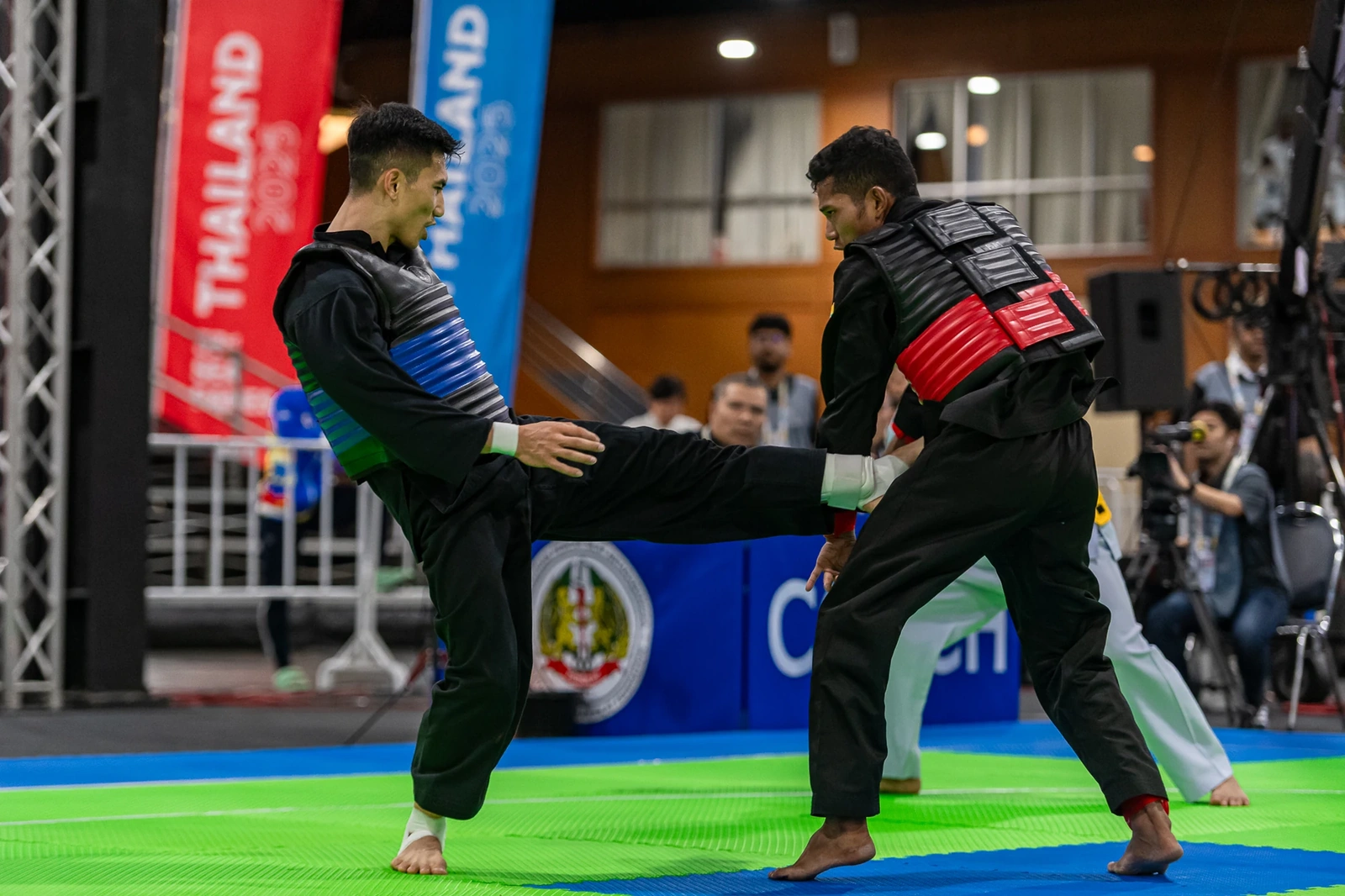 Võ sỹ xứ Thanh Vũ Văn Kiên mở màn thành công cho Pencak Silat Việt Nam