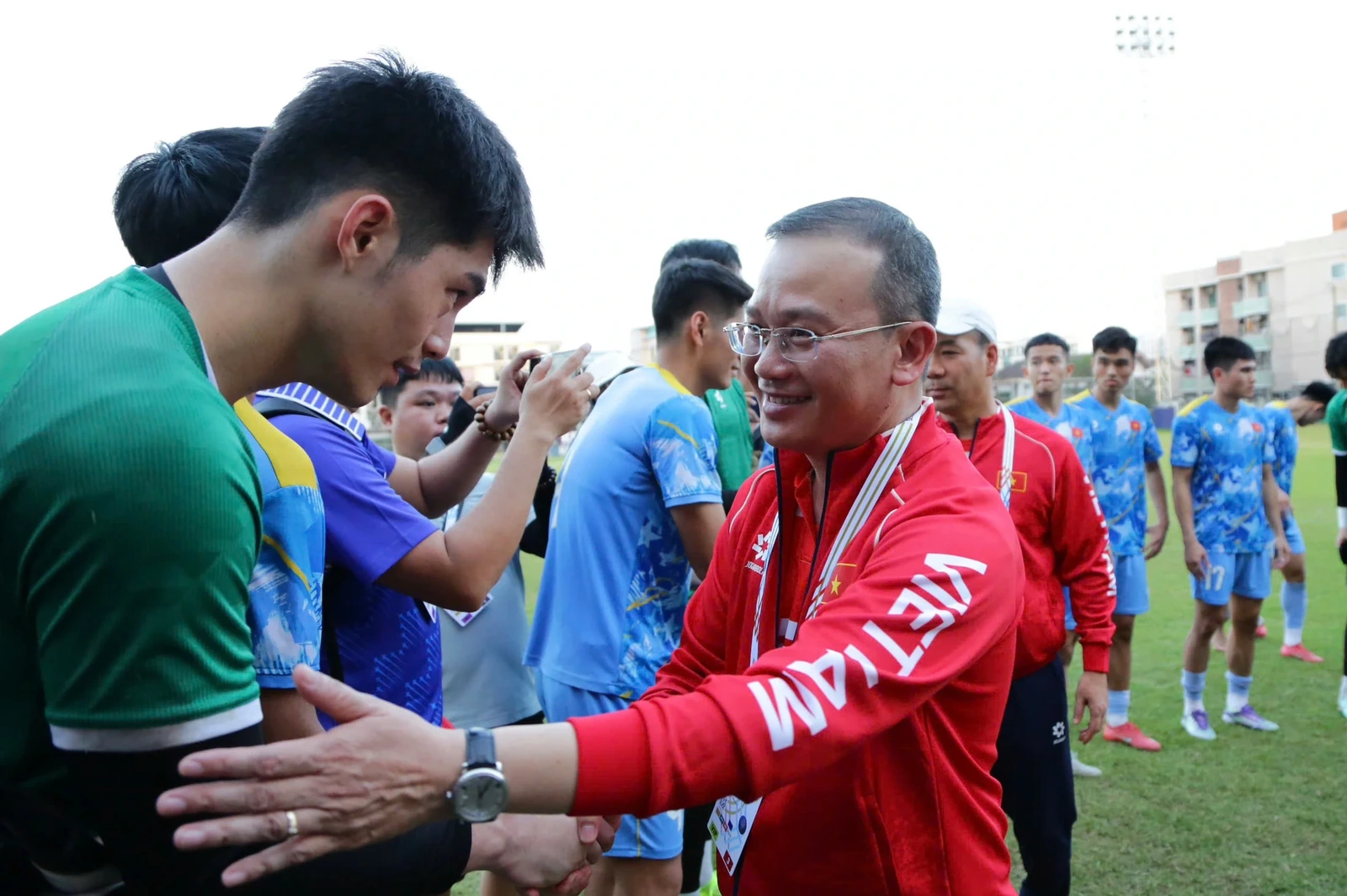 U22 Việt Nam chịu áp lực “buộc phải thắng” Malaysia; Real Madrid nhận 2 thẻ đỏ và bị Barca bỏ xa 4 điểm