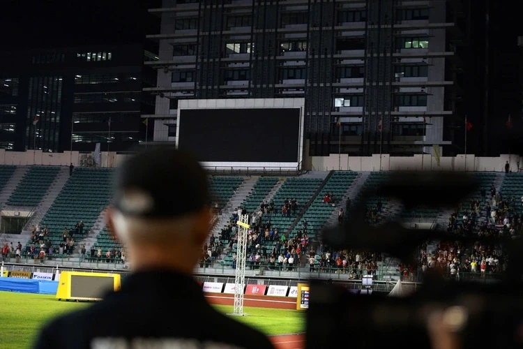 Tuyển nữ Việt Nam vào bán kết SEA Games và nhận tin vui từ FIFA; VĐV SEA Games chào cờ qua màn hình LED