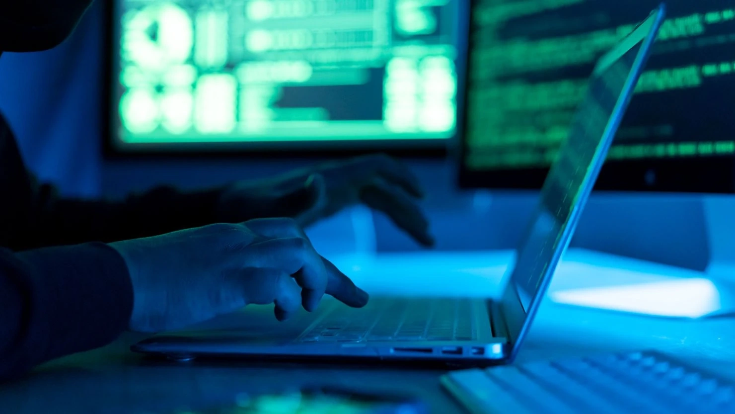 Anh trừng phạt Nga và Trung Quốc vì chiến dịch tung tin giả và tấn công mạng