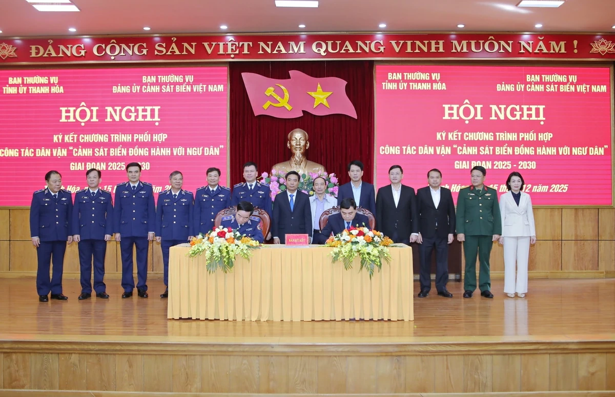 Ban Thường vụ Tỉnh ủy Thanh Hóa và Ban Thường vụ Đảng ủy Cảnh sát biển Việt Nam ký kết phối hợp trong công tác dân vận