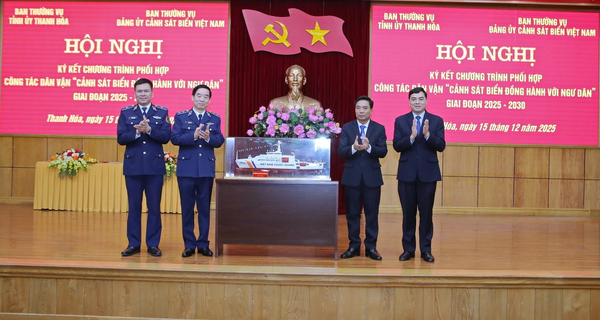 Ban Thường vụ Tỉnh ủy Thanh Hóa và Ban Thường vụ Đảng ủy Cảnh sát biển Việt Nam ký kết phối hợp trong công tác dân vận