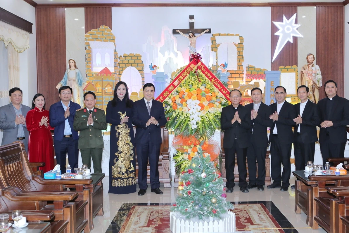 Chủ tịch UBND tỉnh Nguyễn Hoài Anh chúc mừng Tòa giám mục Thanh Hóa nhân dịp Lễ Giáng sinh 2025