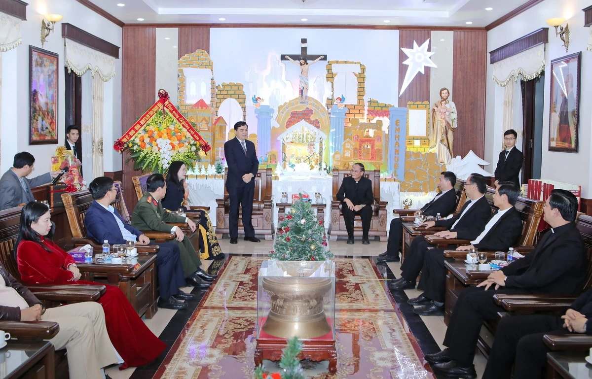 Chủ tịch UBND tỉnh Nguyễn Hoài Anh chúc mừng Tòa giám mục Thanh Hóa nhân dịp Lễ Giáng sinh 2025