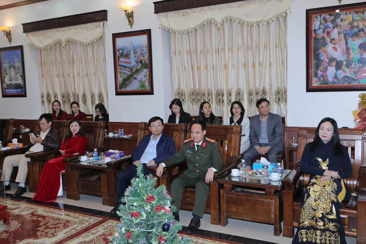 Chủ tịch UBND tỉnh Nguyễn Hoài Anh chúc mừng Tòa giám mục Thanh Hóa nhân dịp Lễ Giáng sinh 2025
