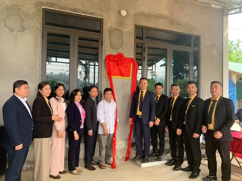 Trao tặng 20 ngôi nhà các gia đình có hoàn cảnh khó khăn tại xã Đồng Lương và Định Hòa