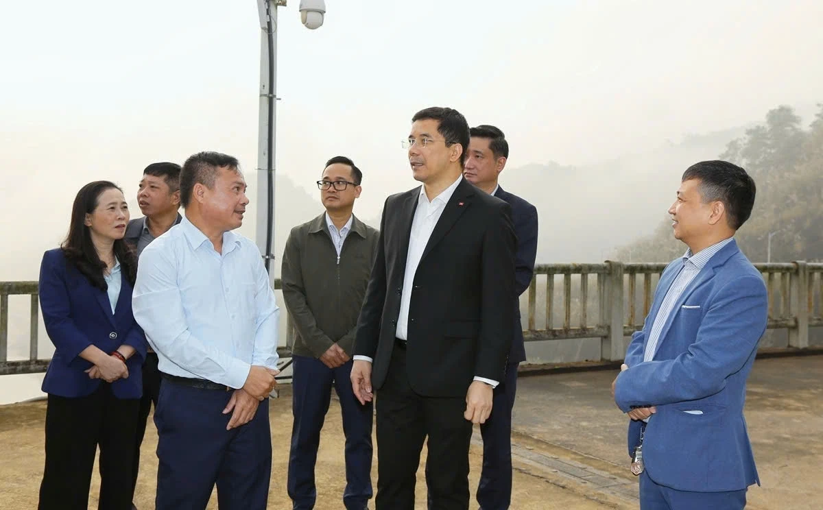 Phó Bí thư Thường trực Tỉnh ủy Nguyễn Hồng Phong thăm, làm việc tại xã Thường Xuân