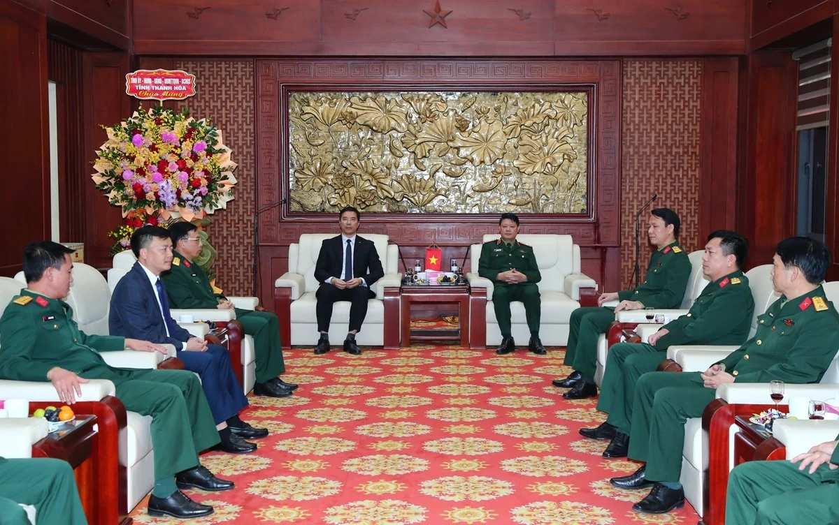 Phó Bí thư Thường trực Tỉnh ủy Nguyễn Hồng Phong thăm, chúc mừng Bộ Tư lệnh Quân khu 4