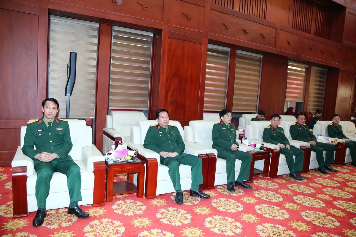 Phó Bí thư Thường trực Tỉnh ủy Nguyễn Hồng Phong thăm, chúc mừng Bộ Tư lệnh Quân khu 4