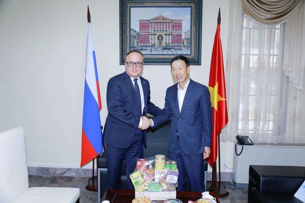 Phó Chủ tịch UBND tỉnh Lê Quang Hùng thăm và làm việc với Đại sứ quán Liên bang Nga tại Việt Nam