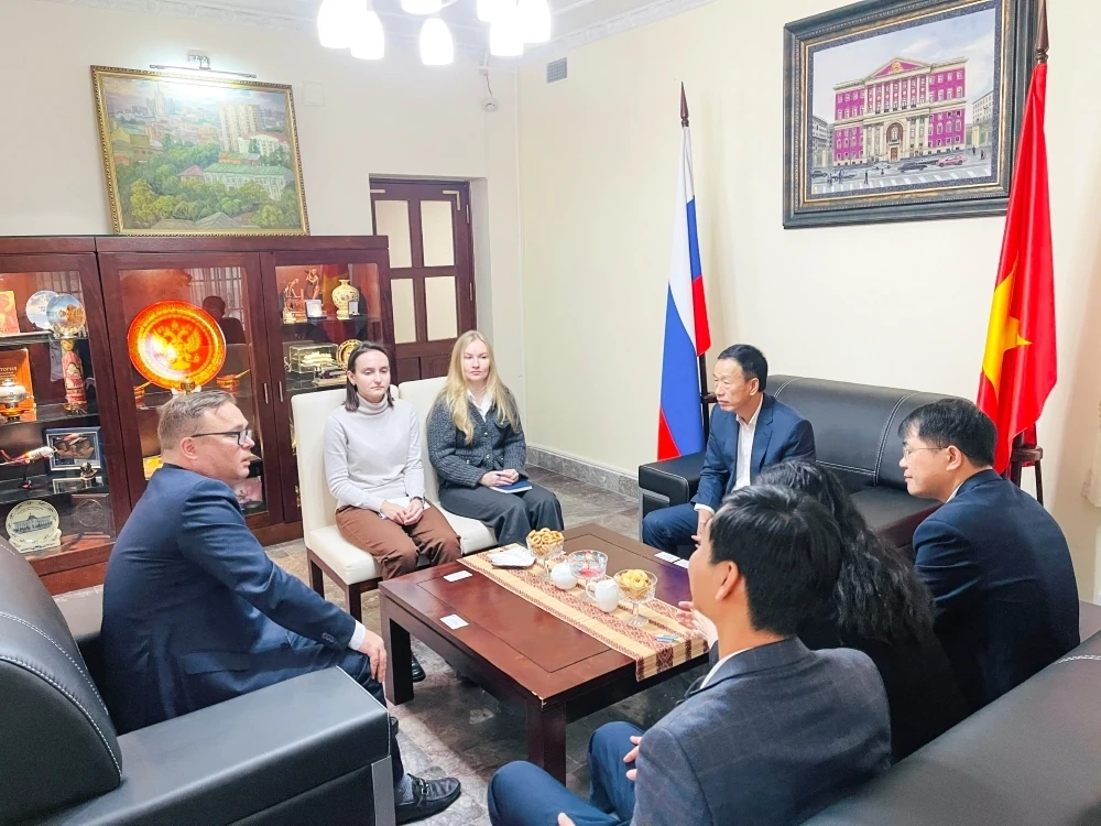 Phó Chủ tịch UBND tỉnh Lê Quang Hùng thăm và làm việc với Đại sứ quán Liên bang Nga tại Việt Nam