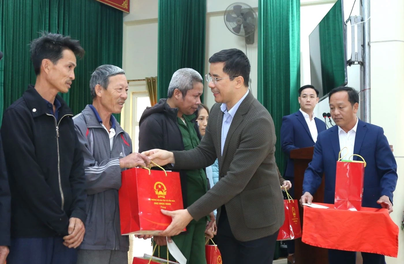 Bộ trưởng Bộ Dân tộc và Tôn giáo Đào Ngọc Dung tiếp xúc cử tri xã Quảng Chính