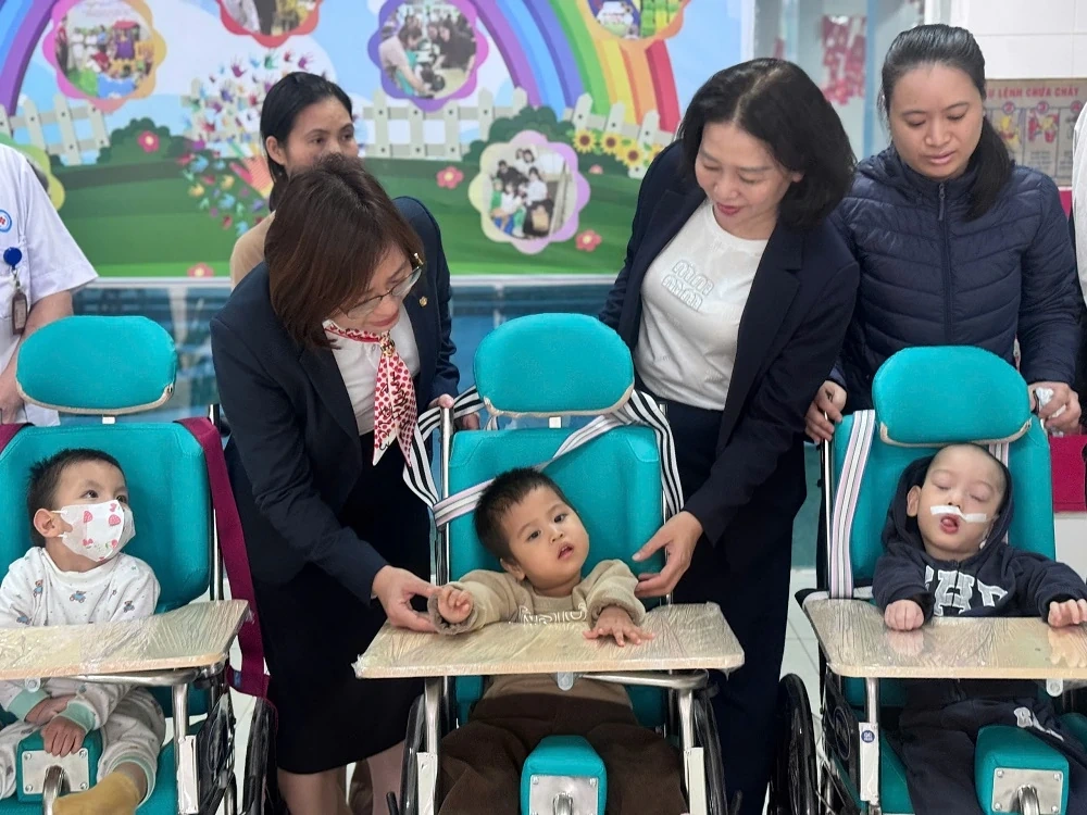 BIDV Chi nhánh Lam Sơn thăm, tặng quà cho các bệnh nhi có hoàn cảnh khó khăn