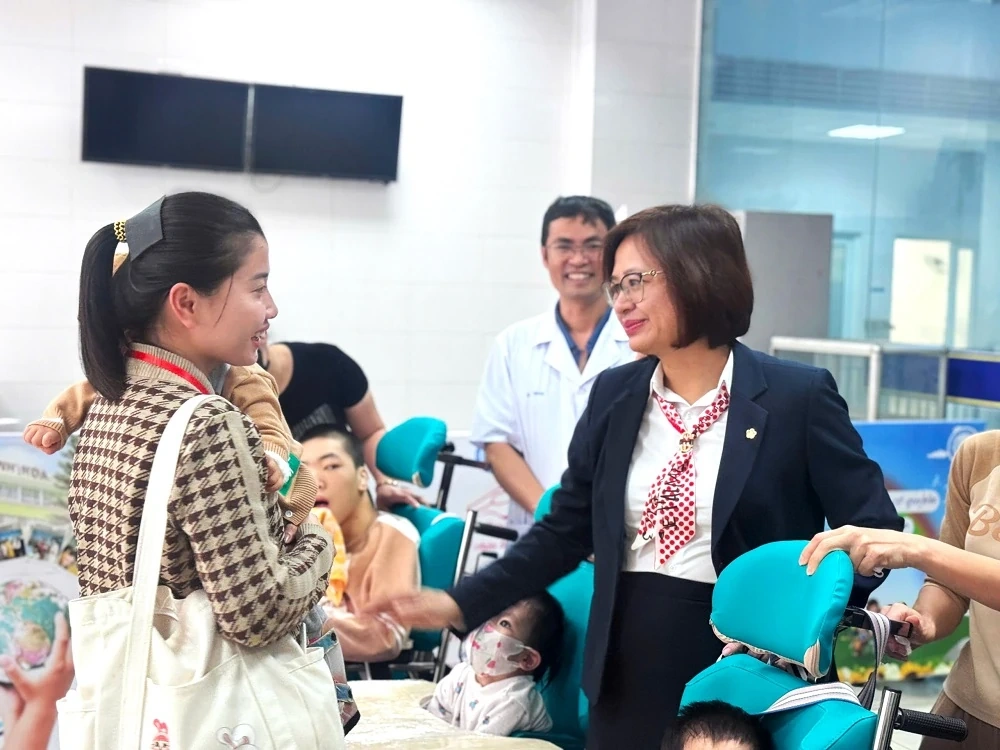 BIDV Chi nhánh Lam Sơn thăm, tặng quà cho các bệnh nhi có hoàn cảnh khó khăn