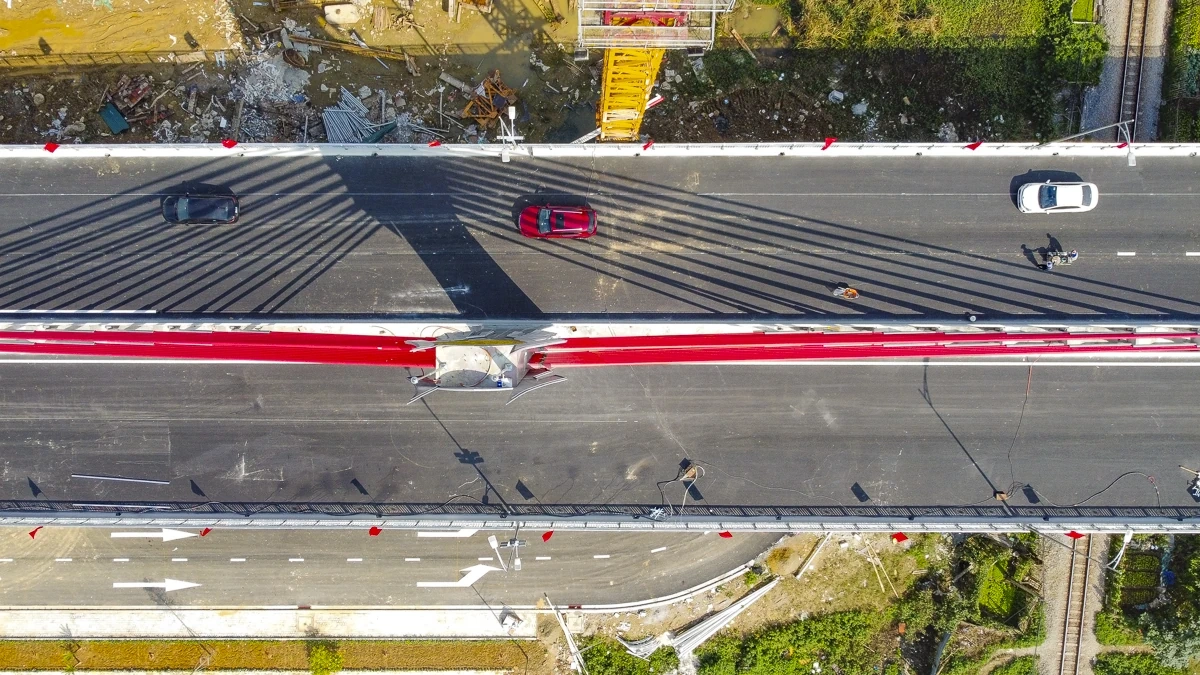 Hình hài cây cầu dây văng đầu tiên vượt đường sắt Bắc - Nam tại Thanh Hóa