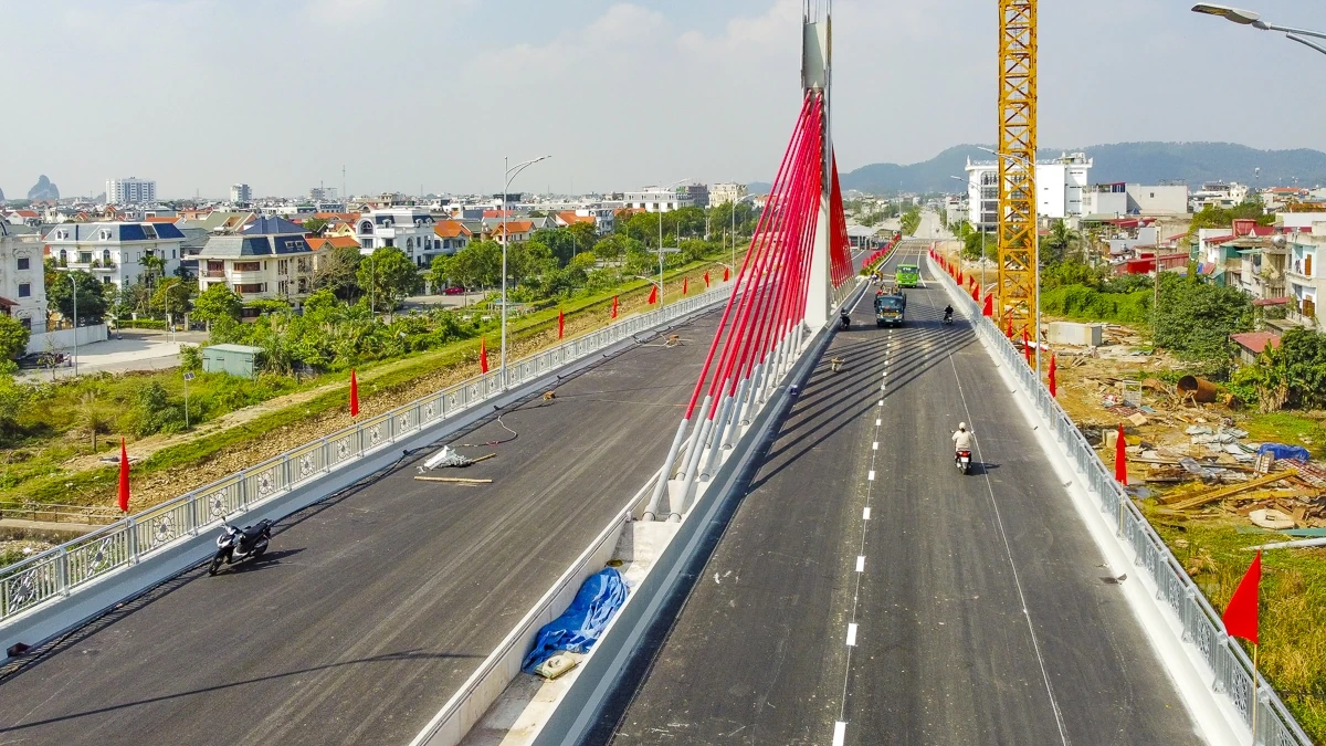 Hình hài cây cầu dây văng đầu tiên vượt đường sắt Bắc - Nam tại Thanh Hóa