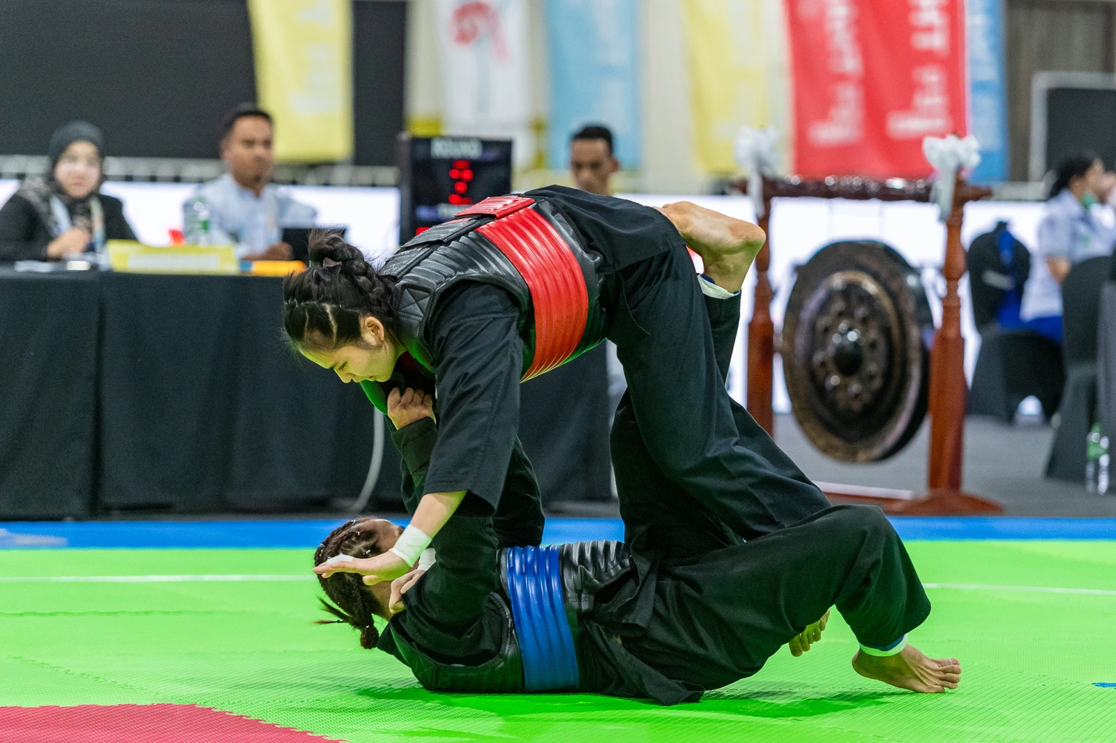 Bị đối thủ liên tục chơi xấu, võ sĩ Thanh Hóa vẫn xuất sắc giành quyền vào bán kết Pencak Silat - SEA Games 33