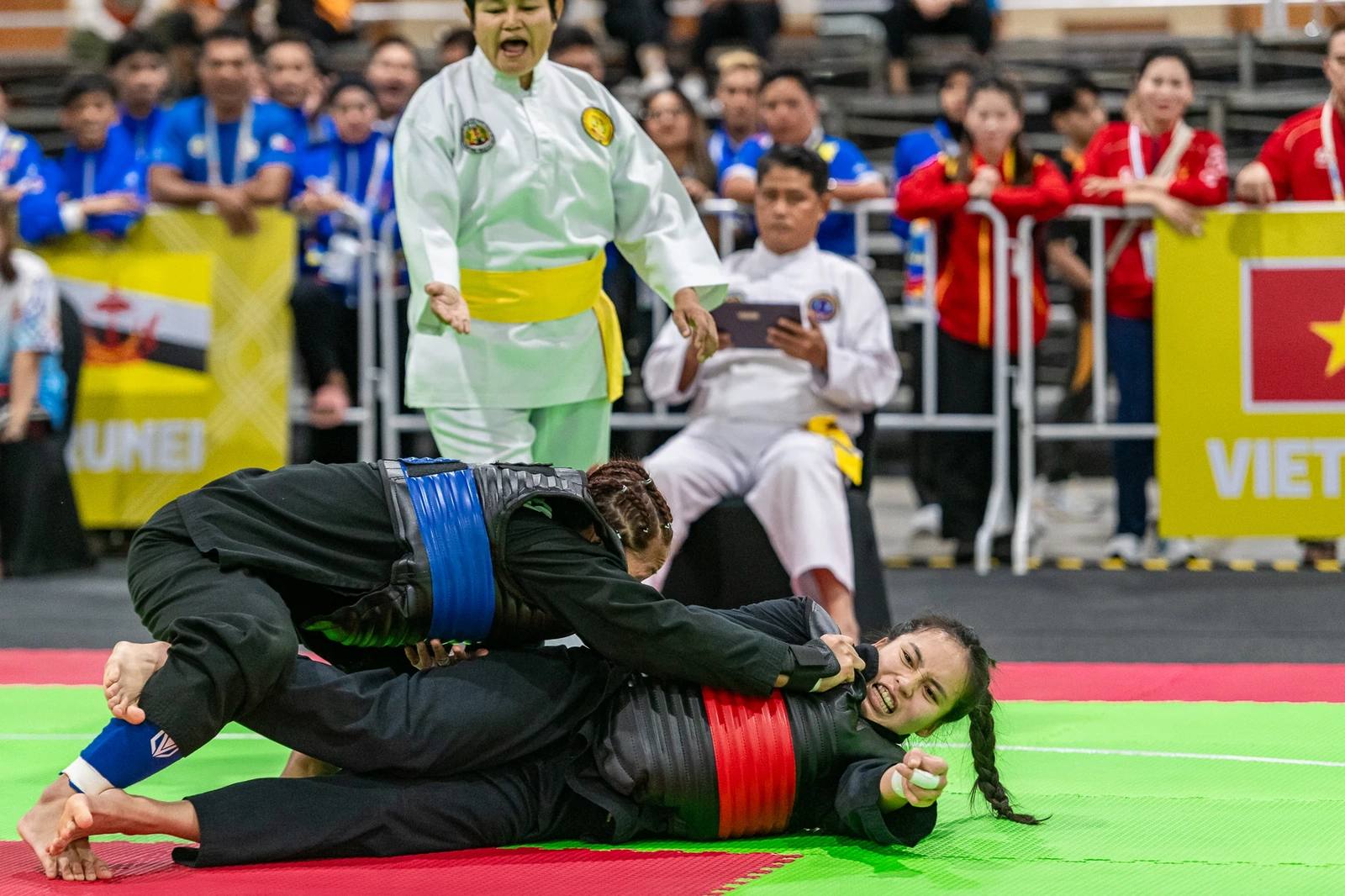 Bị đối thủ liên tục chơi xấu, võ sĩ Thanh Hóa vẫn xuất sắc giành quyền vào bán kết Pencak Silat - SEA Games 33