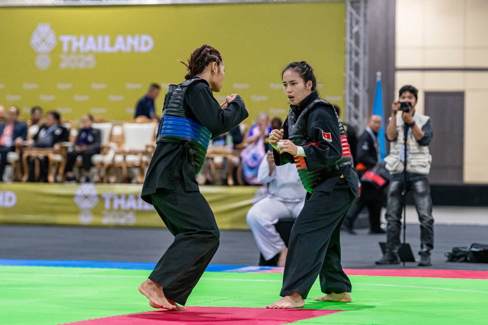 Bị đối thủ liên tục chơi xấu, võ sĩ Thanh Hóa vẫn xuất sắc giành quyền vào bán kết Pencak Silat - SEA Games 33